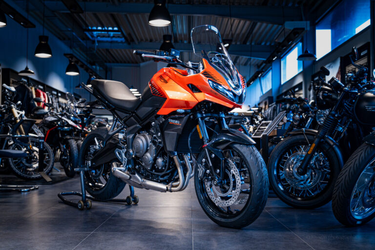 Photographe Automotive - Shooting moto Triumph Tiger sport 660 orange Baja en concession