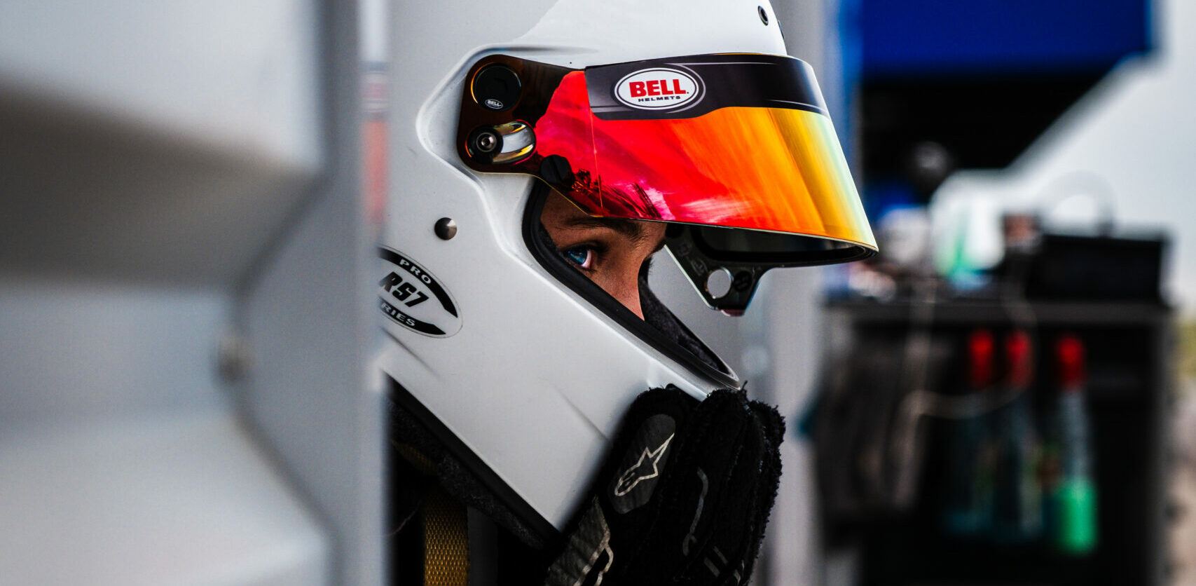 Photographe Motorsport - jeune femme pilote concentration avant la course regard intense
